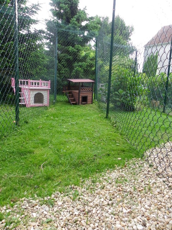 Les jardins équipés et sécurisés de la Pension