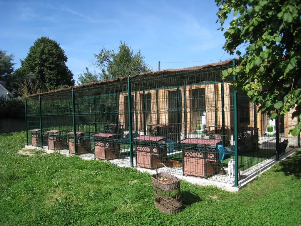 Les jardins équipés et sécurisés de la Pension