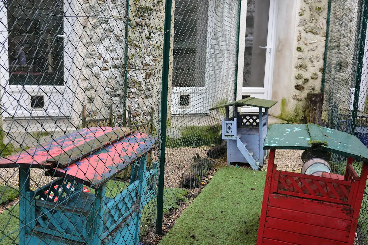 Les jardins équipés et sécurisés de la Pension