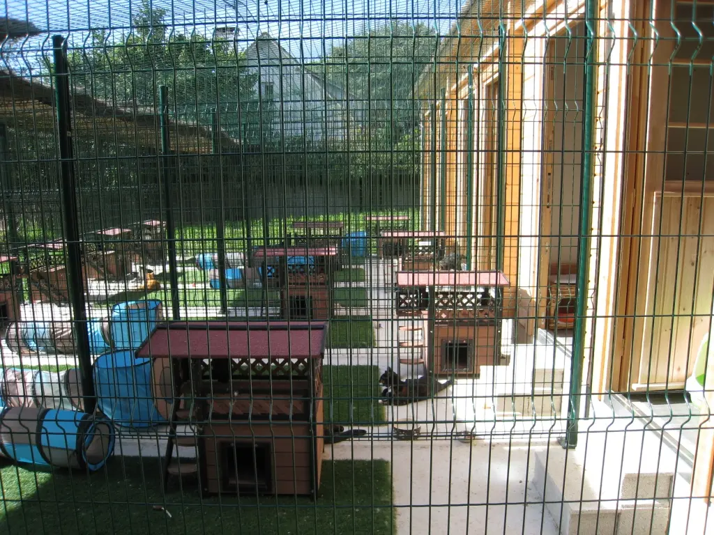 Les jardins équipés et sécurisés de la Pension