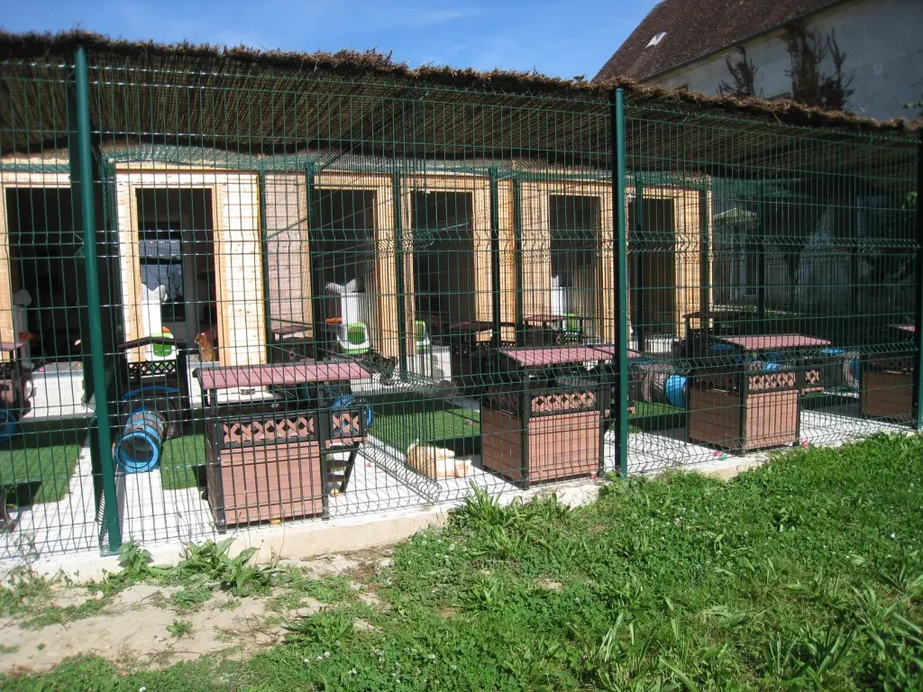 Les jardins équipés et sécurisés de la Pension