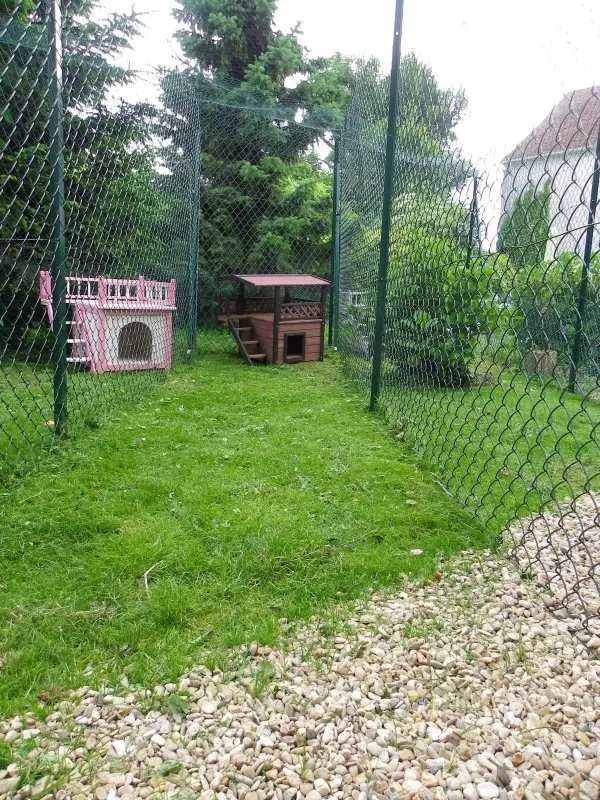 Les jardins équipés et sécurisés de la Pension